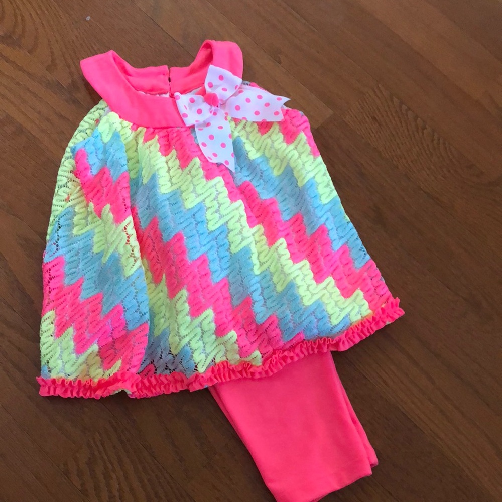 Sleeveless neon pink/green/blue summer outfit